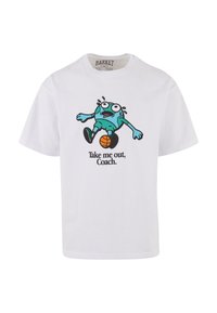 T-shirt en coton blanc avec un col rond ; présente un personnage de dessin animé tenant un ballon de basket et le texte "Emmène-moi, entraîneur." en noir.