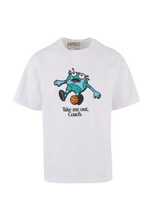 Hvid bomulds t-shirt med rund hals; prydet med en tegneseriefigur med en basketball og teksten "Tag mig ud, træner." i sort.