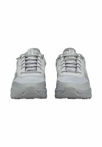 Graue Sportschuhe mit Mesh- und synthetischen Überzügen, runder Zehenpartie, Schnürdesign und strukturiertem Sole für besseren Halt.