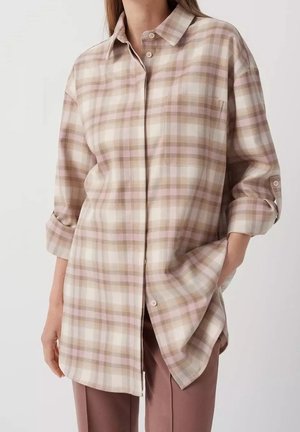 Übergrößen-Karobluse aus leichtem Baumwollmix in Beige, Hellrosa und Weiß. Mit Knopfleiste und aufgerollten Ärmeln.
