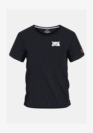Schwarzes T-Shirt mit kurzen Ärmeln, das ein strukturiertes Design, eine Brusttasche mit einem weißen Bären-Motiv und einen kontrastierenden Ausschnitt hat.