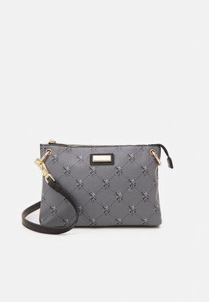 Petit porte-poignet rectangulaire gris avec sangle noire, motif subtil d’abeille, fermeture éclair dorée et plaque de marque dorée sur le devant.