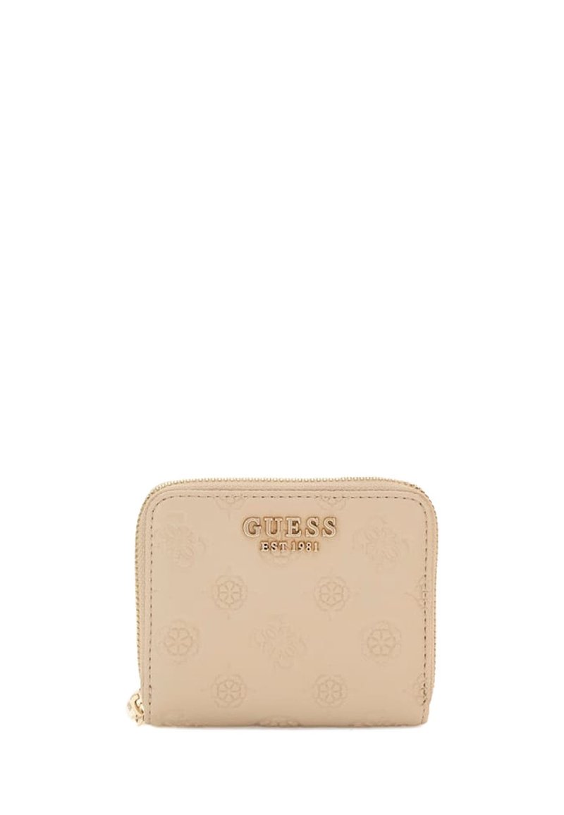 Portafoglio zip-around beige Guess con motivo floreale in rilievo e logo dorato "GUESS EST 1981" sul davanti.