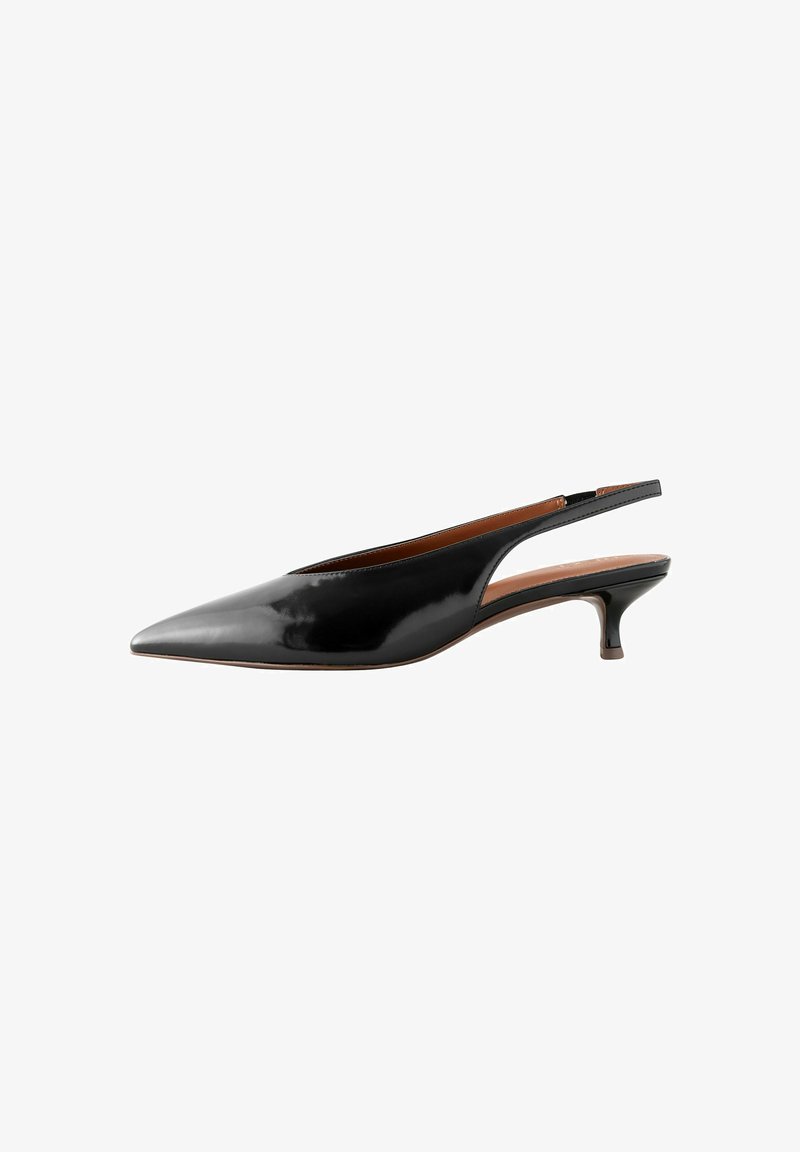Schwarze Lackleder Slingback-Pumps mit spitzem Fuß, niedrigem Absatz und ausgeschnittenen Seiten für Belüftung. Glatte Textur und glänzende Oberfläche.