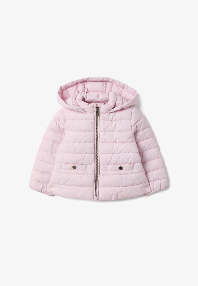 Giacca imbottita per bambini piccoli di colore rosa chiaro con cappuccio, cerniera frontale e due tasche con bottoni a scatto, distesa su uno sfondo bianco.