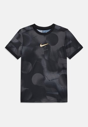 T-shirt nero a maniche corte con un motivo circolare grafico, caratterizzato da un logo Nike dorato al centro, colletto rotondo e maniche testurizzate.
