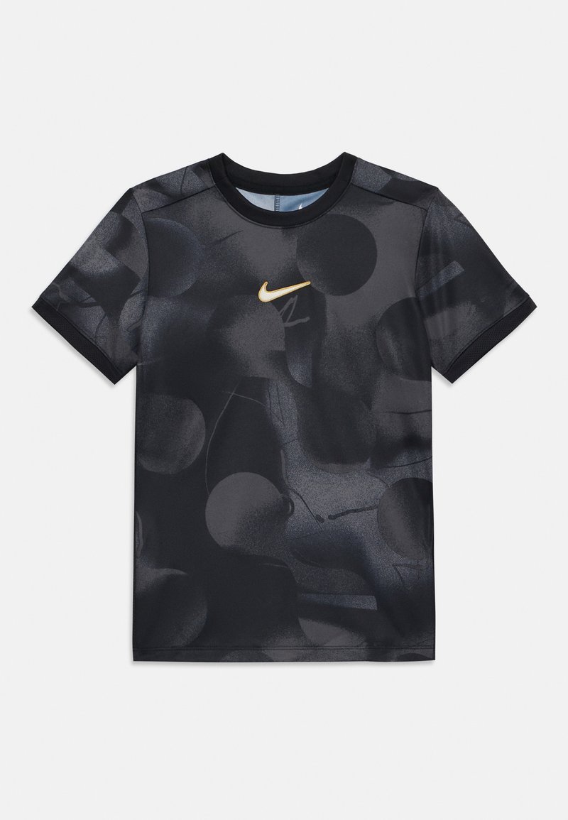 T-shirt nero a maniche corte con un motivo circolare grafico, caratterizzato da un logo Nike dorato al centro, colletto rotondo e maniche testurizzate.