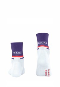 Calze sportive bianche con polsini a coste viola, accenti a strisce rosse e blu, e il nome del marchio "FALKE" mostrato sulla parte anteriore e sulla suola.