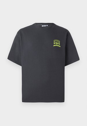 Antracitové šedé tričko Adidas s krátkymi rukávmi a malou neónovo zelenou grafikou reproduktorov, slnka a loga Adidas na ľavej hrudi.