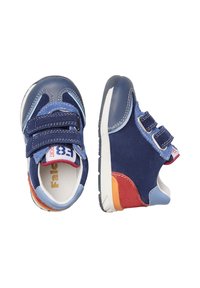 Sneaker blu realizzati in materiali scamosciati e in pelle, con cinturini in velcro, suole testurizzate e accenti multicolori in rosso e azzurro.