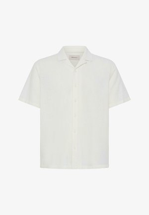 Camisa blanca de manga corta con botones y cuello campestre, fabricada por Blend, mostrada sobre un fondo blanco liso.
