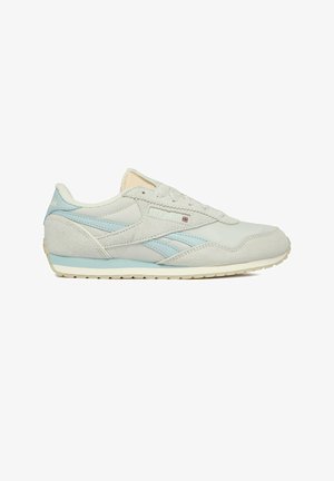 Bílý a světle modrý teniska Reebok s semišovými překrytími, zavazováním na tkaničky a malou vlajkou Spojeného království na bočním panelu.