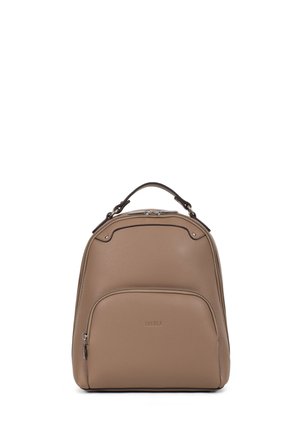 Sac à dos en cuir taupe avec poignée supérieure, poche zippée à l'avant et logo embossé "FAGOLA" sur un fond blanc uni.