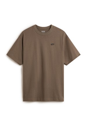 Braunes Baumwoll-T-Shirt mit kurzen Ärmeln, rundem Halsausschnitt und einem kleinen schwarzen Logo auf der linken Brustseite. Einfaches Design, lässige Passform.