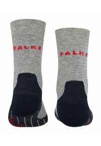 Grå sokker med rød "FALKE" logo ved kanten, med marineblå hæl og tå områder, ribbet struktur og kontrasterende striped mønster på sålen.