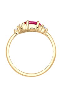 Anillo de oro con un rubí rectangular central flanqueado por dos diamantes más pequeños; banda lisa con un acabado pulido; diseño simple.