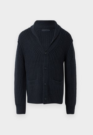 Cardigã tricotado azul marinho com colarinho xale, cinco botões e dois bolsos frontais. Apresenta um tecido texturizado e canelado.