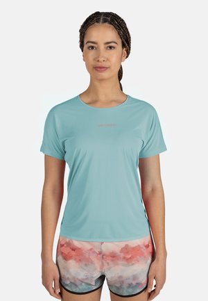 Lichtblauw sportshirt met korte mouwen en een ronde halslijn, gecombineerd met kleurrijke shorts met een aquarelpatroon in roze en grijs.