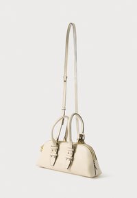 Világosbézs kézitáska strukturált kialakítással, két fogantyúval, levehető pánttal és aranyszínű kiegészítőkkel. Cipzáras záródással rendelkezik.