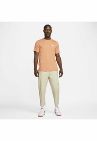 Nike Sportswear CLUB TEE - T-shirt básica - orange trance