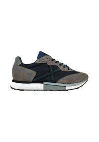 Sneakers da uomo caratterizzati da una combinazione di suede grigio e rete blu navy, con lacci blu, una punta testurizzata e una suola intermedia bianca.