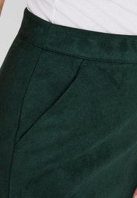 Vero Moda VMDONNADINA SHORT - Mini krilo - pine grove