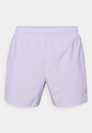 Helle lila Sportshorts mit einem elastischen Bund und einem kleinen silbernen Nike-Logo an der unteren Seite. Glatte Stoffoberfläche.