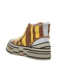 High-Top-Sneaker aus braunem, gelbem und grauem Stoff. Sie haben ausgefranste Kanten, eine klobige Sohle mit gestreiften Details und gelbe Schnürsenkel.