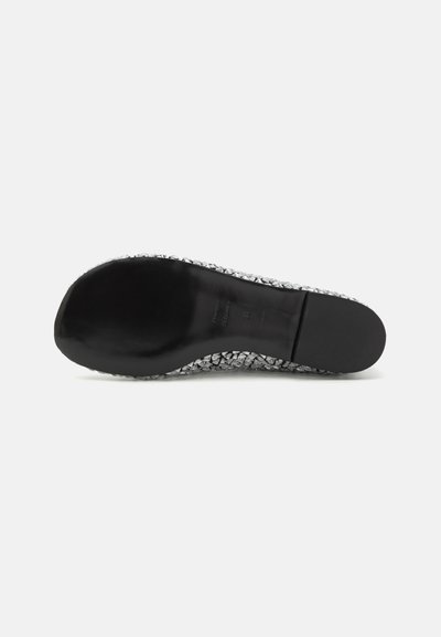 Semelle noire avec un dessus tissé texturé en ton argent métallique. Design plat avec un bout arrondi. Construction minimaliste et sans coutures.