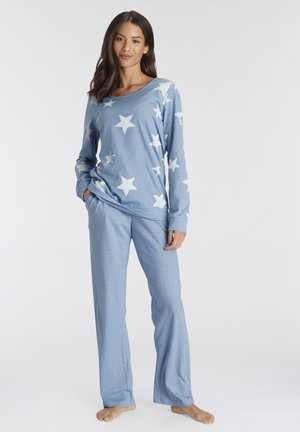 Hellblaues Pyjama-Set mit einem langärmeligen Oberteil mit weißen Sternmustern und passenden Hosen mit lockerem Schnitt. Weiches Material und legeres Design.