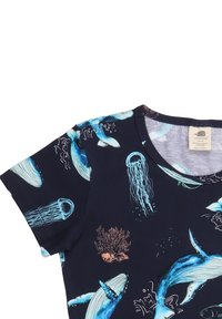 Marineblaues Kurzarm-T-Shirt mit lebhaften Mustern von blauen Walen, Quallen und Korallen. Hergestellt aus einem weichen Baumwoll-Mix mit rundem Ausschnitt.