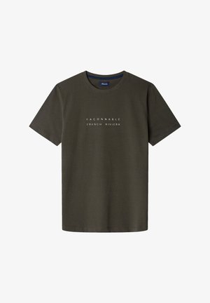 Olijfgroene katoenen t-shirt met een ronde hals; voorzien van witte tekst "FACONNABLE FRENCH RIVIERA" in het midden van de voorkant. Klassieke pasvorm.