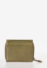 Portafoglio in pelle verde oliva con chiusura a zip, slot per carte davanti e logo impresso. Superficie testurizzata con accenti lisci e attacco per portachiavi.