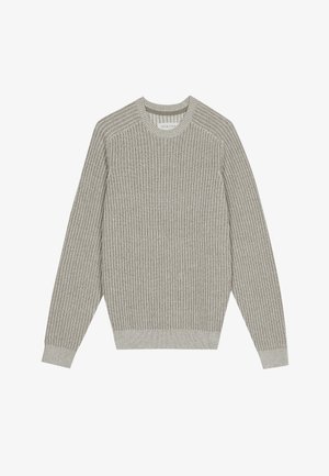Jasnoszary sweter z dzianiny o prążkowanej strukturze, z okrągłym dekoltem i długimi rękawami. Prosty design, elastyczne wykończenia, minimalne detale.