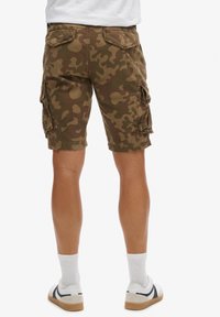Camo cargoshorts in aardetinten, met meerdere zijzakken, een rechte pijpdesign en een duurzame stoftextuur.