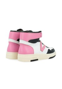 Baskets montantes présentant un mélange de cuir rose, blanc et noir, avec une sangle Velcro et une semelle en caoutchouc, conçues pour le confort et le soutien.