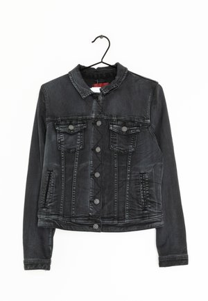 Czarna kurtka dżinsowa z kołnierzykiem, zapięcie na guziki z przodu, dwa kieszenie na piersi i kieszenie boczne. Posiada lekko wyblakłą teksturę.