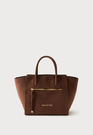 Brun Valentino tote-taske med to håndtag, frontlomme med gylden lynlås, gyldent Valentino-logo og strukturerede sider på ensfarvet baggrund.