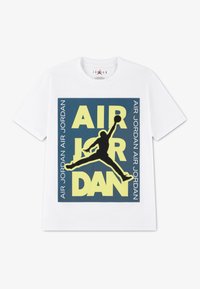 Λευκό βαμβακερό μπλουζάκι με μεγάλο μαύρο περίγραμμα φιγούρας που πηδά, με το κείμενο "AIR JORDAN" σε κίτρινο και μπλε φόντο.