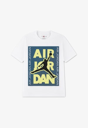 Witte katoenen T-shirt met een grote zwarte silhouet van een springende figuur, met de tekst "AIR JORDAN" in gele en blauwe achtergrond.