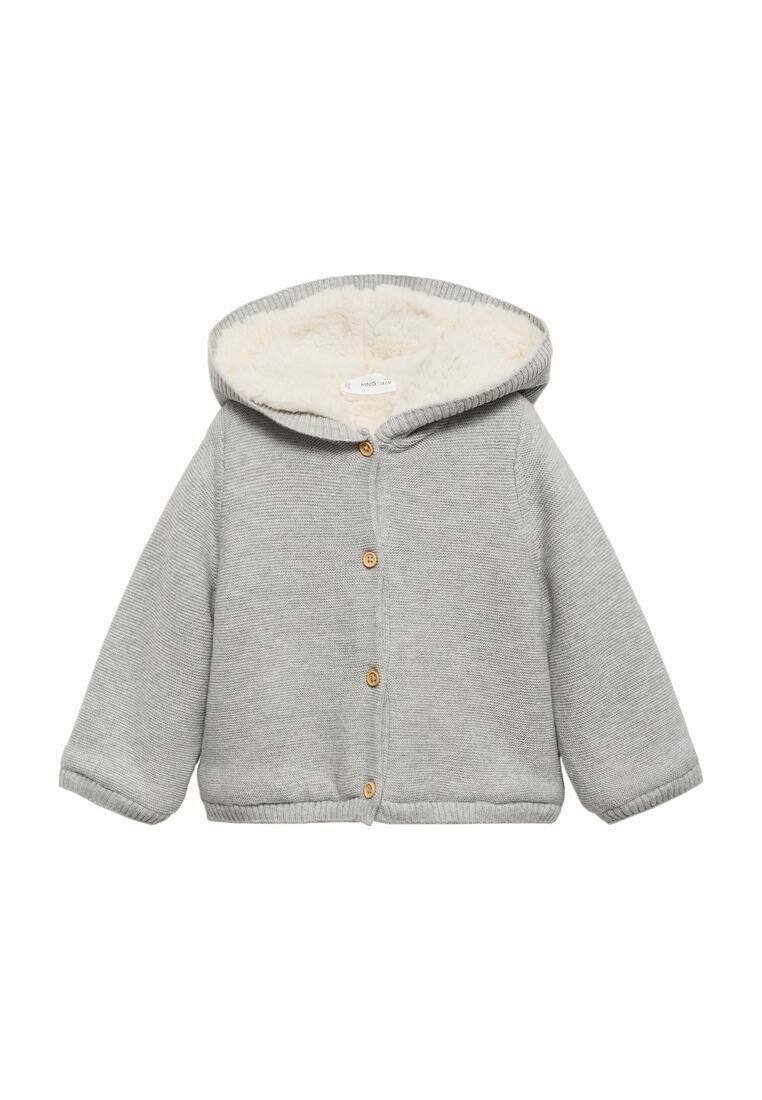 Siva kapućasta jakna s mekim kremastim umjetnim krznom, drvenim zatvaračima, rebrastim rukavima i opuštenim siluetom.