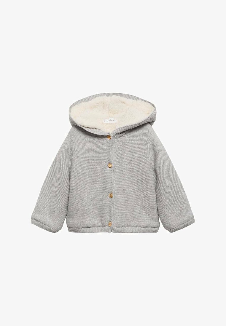 Siva kapućasta jakna s mekim kremastim umjetnim krznom, drvenim zatvaračima, rebrastim rukavima i opuštenim siluetom.