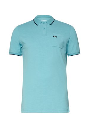 Jasnoniebieska koszulka polo z krótkim rękawem, ciemnoniebieskim obszyciem na kołnierzu i rękawach, dwukontrolką na guziki oraz małą kieszonką na piersi z metką.