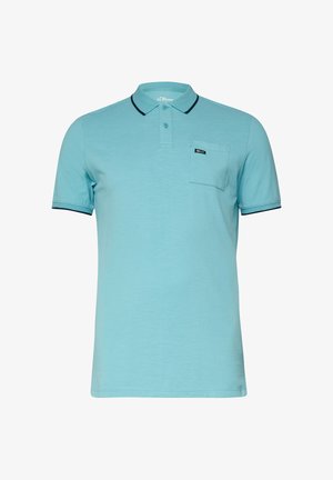 Polo bleu clair à manches courtes avec bordure bleu foncé au col et aux manches, patte à deux boutons et petite poche poitrine avec étiquette.