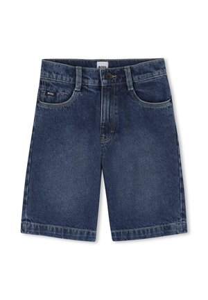 Shorts en denim bleu foncé avec poches avant, passants de ceinture, fermeture par bouton et petite étiquette "BOSS" sur la poche et la ceinture.