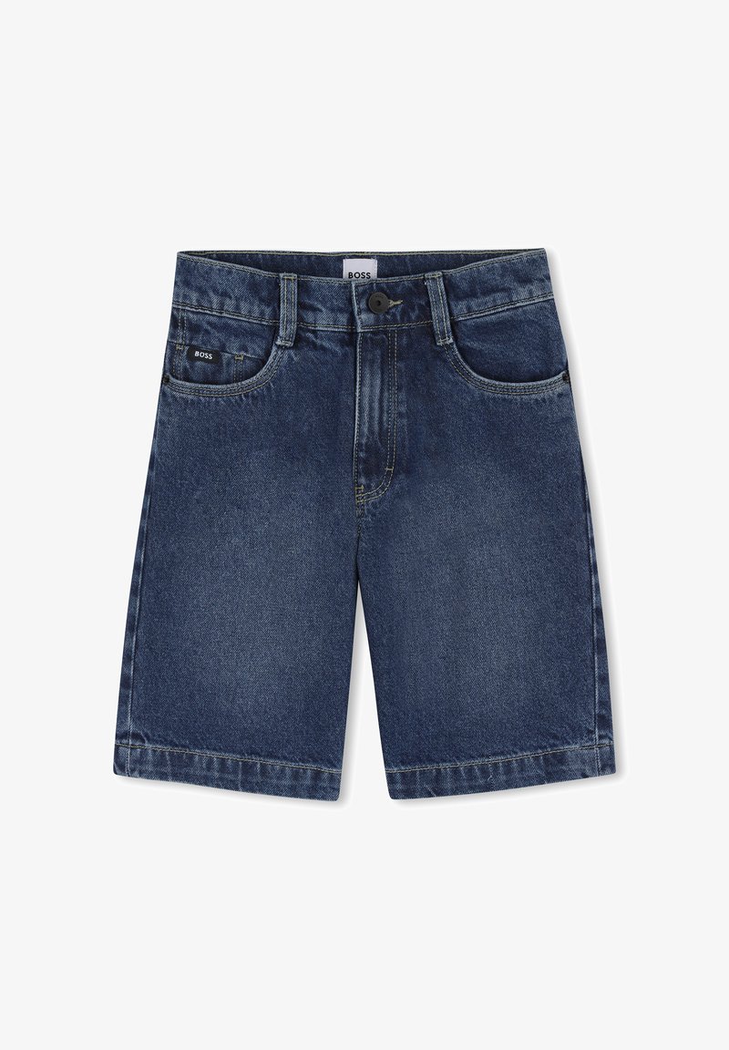 Shorts en denim bleu foncé avec poches avant, passants de ceinture, fermeture par bouton et petite étiquette "BOSS" sur la poche et la ceinture.