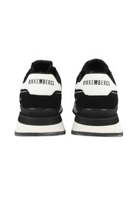 Schwarze und weiße Sneakers verfügen über ein Obermaterial aus Wildleder und Mesh, einen gepolsterten Kragen und eine Gummisohle mit "BIKKEMBERGS"-Branding an der Ferse.