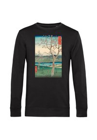 Maglietta nera a maniche lunghe con una stampa giapponese ukiyo-e di fiori di ciliegio, un fiume, montagne lontane e persone che pescano.