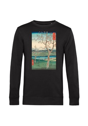 Chemise noire à manches longues ornée d'une impression ukiyo-e japonaise représentant des cerisiers en fleurs, une rivière, des montagnes lointaines et des personnes en train de pêcher.