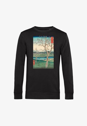 Czarna koszula z długim rękawem z japońskim nadrukiem ukiyo-e przedstawiającym kwiaty wiśni, rzekę, odległe góry oraz ludzi łowiących ryby.